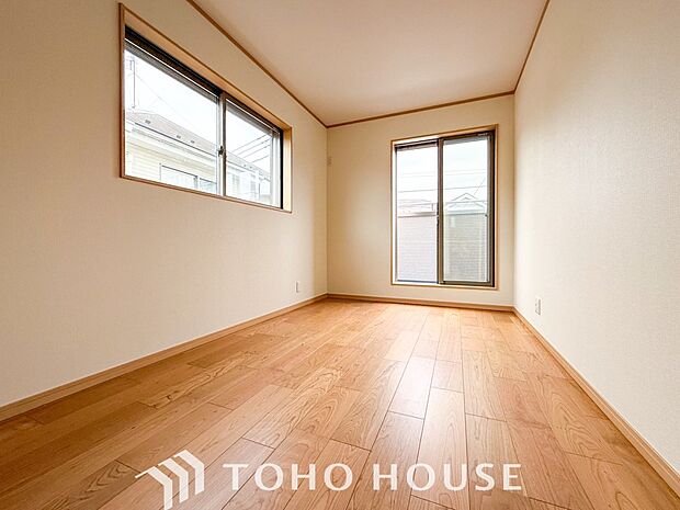 大きな窓からたっぷりと陽光が注がれる明るい空間。家族の成長に対応できる永住仕様の間取り。