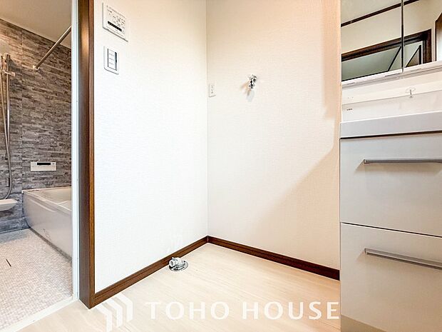 洗濯機を配置しても十分なスペースを確保しております。