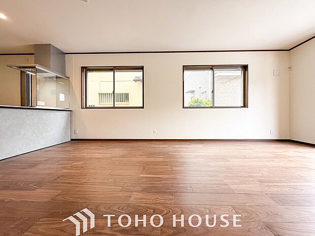 忙しい朝でも、しっかり家族が揃って食事をして頂けるゆとりある大きさのダイニングスペース。