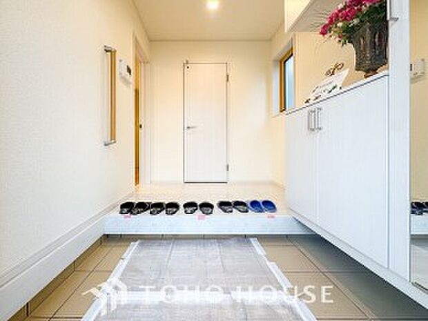 帰り着くたびに洗練されたテイストの空間に迎えられ誇りと喜びを感じる玄関まわりです。