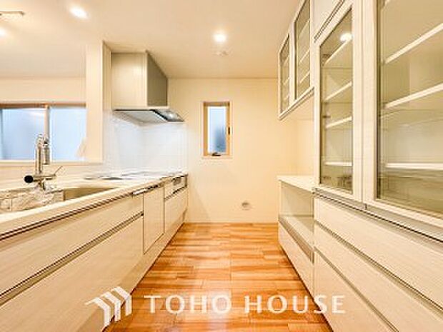 お手入れのしやすいすっきりしたシステムキッチンを採用しました。