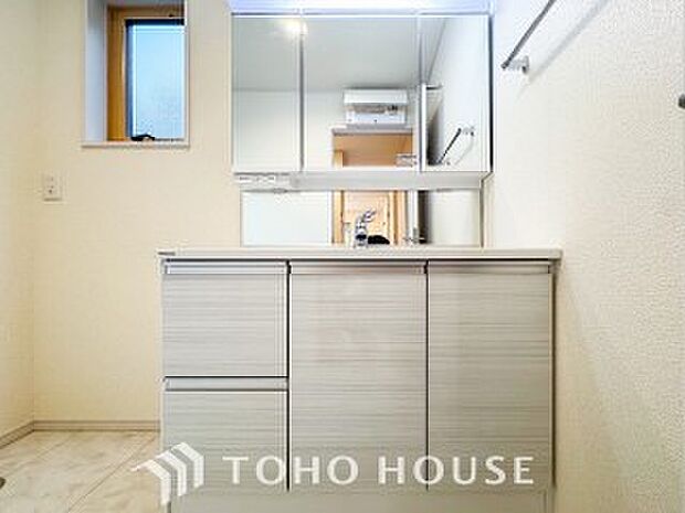 洗面台・洗面所パウダールームはナチュラルな雰囲気で清潔な印象。