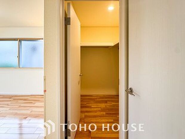 衣類だけでなく大きな荷物も収納でき、お部屋がすっきりします。