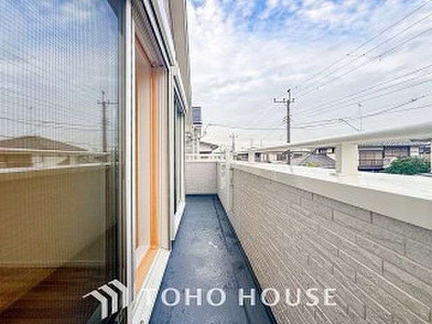 暮らしの中で光と風を演出してくれるバルコニー。