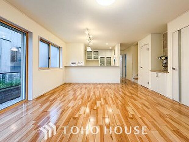 家族と過ごすひと時を溢れる光が優しく包み込むリビングダイニング。