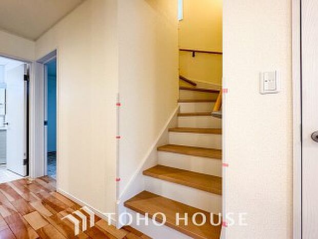 パブリックゾーンとプライベートゾーン繋ぐ階段。豊かな陽光が注ぎ込み、爽やかな住空間を演出。