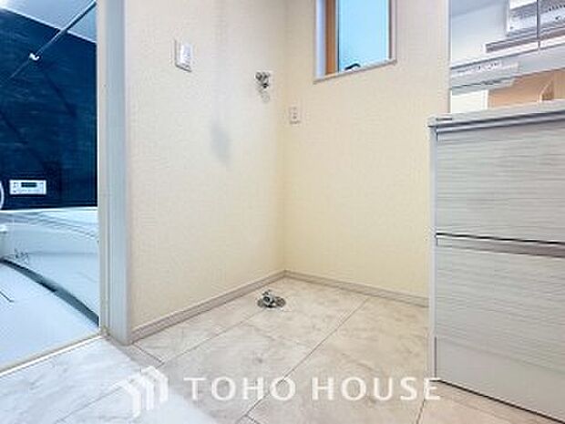 洗濯機を配置しても十分なスペースを確保しております。