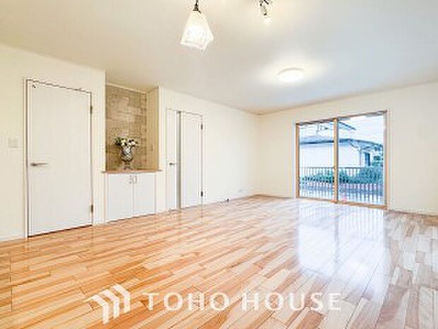 光と風があふれる開放的なリビングダイニングには自然と家族みんなが集まってきます。