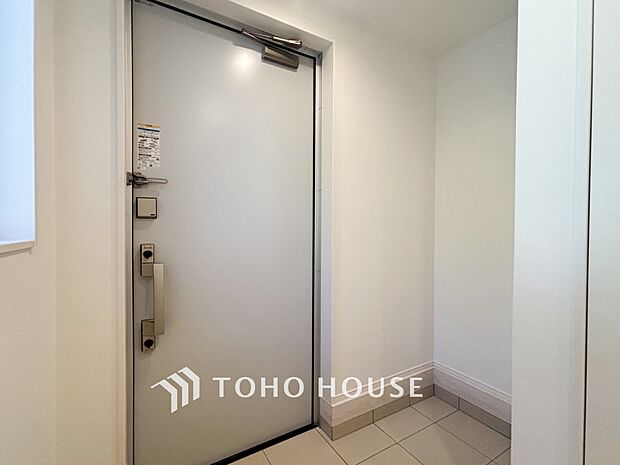 居住者の帰り、訪れる方を優しく迎えてくれる開放感のある玄関。