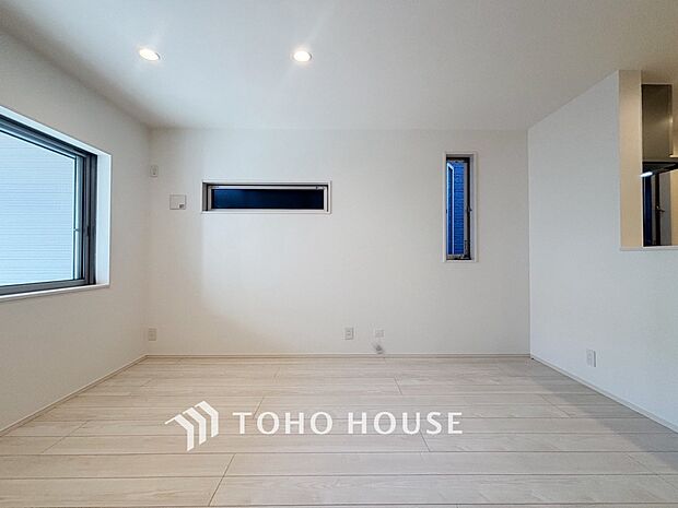 やわらかな陽射しがふりそそぎ、室内に開放感と爽快感をもたらします。