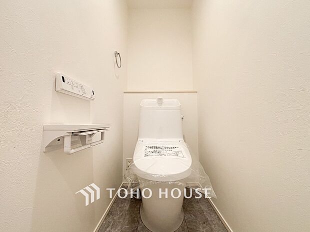 トイレはシンプルにホワイトで統一した温水洗浄付です。