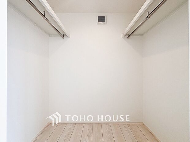 衣類だけでなく大きな荷物も収納でき、お部屋がすっきりします。