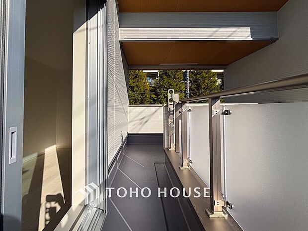 暮らしの中で光と風を演出してくれるバルコニー。