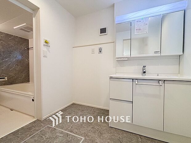 清潔感のあるカラーで統一されたプライベート空間は、身だしなみチェックや肌のお手入れに最適です。