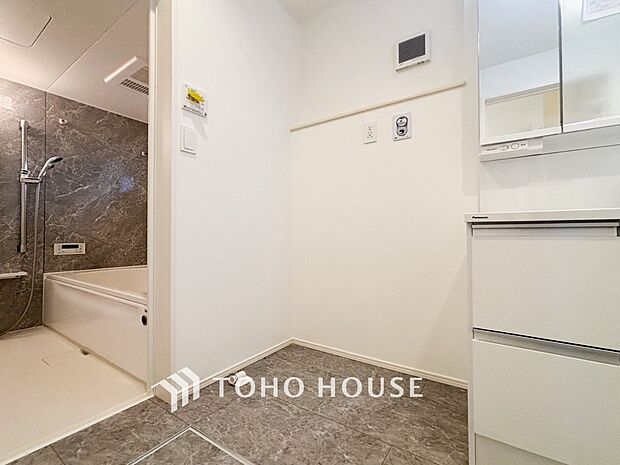 洗濯機を配置しても十分なスペースを確保しております。