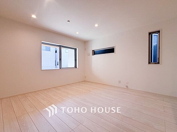 家族と過ごすひと時を溢れる光が優しく包み込むリビングダイニング。