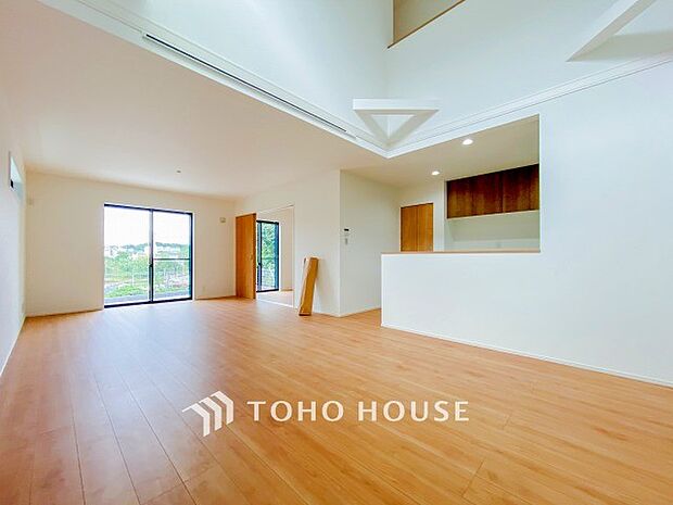 明るく開放的な空間が広がるLDK。室内には豊かな陽光が注ぎ込み、爽やかな住空間を演出。