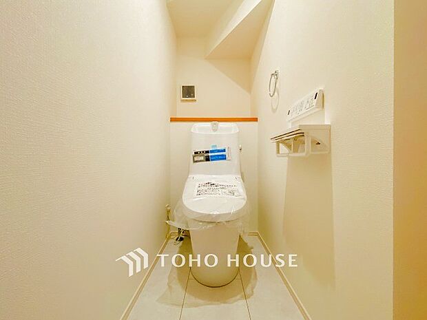 換気と明るさに配慮した清潔感溢れるトイレ。落ち着いた空間で安らぎのひとときをお過ごしいただけます。