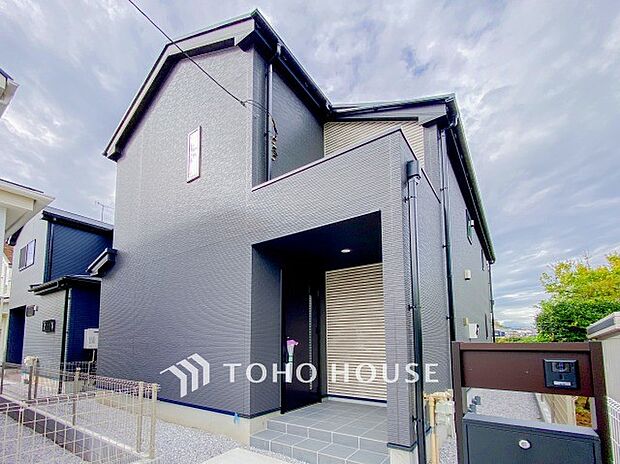 時代の流れに惑わされないシックなカラートーンで街並みに溶け込む外観。