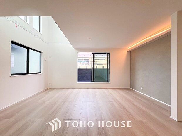 明るく開放的な空間が広がるLDK。室内には豊かな陽光が注ぎ込み、爽やかな住空間を演出。