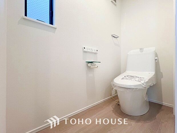 トイレはシンプルにホワイトで統一した温水洗浄付です。