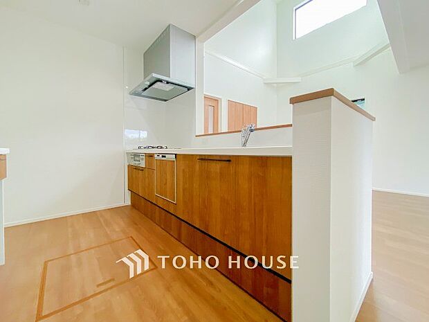 機能的で使い勝手のよさそうなキッチン。明るく清潔感があります。