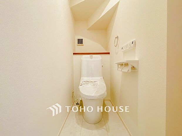 換気と明るさに配慮した清潔感溢れるトイレ。落ち着いた空間で安らぎのひとときをお過ごしいただけます。