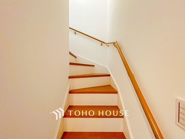 各フロアを結ぶ階段。集いの空間と一人の時間を楽しむプライベートルームをバランスよく繋いでいます。