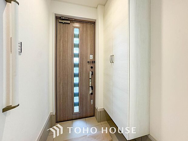 落ち着いた色を基調としていて、明るく優しい玄関となっています。