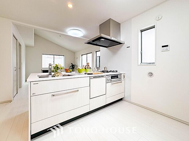 お手入れのしやすいすっきりしたシステムキッチンを採用しました。