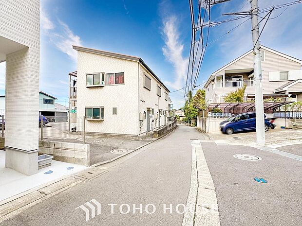 前面道路含む現地写真『快適』は「家」と「街」と「環境」が調和した時に訪れるだと改めて感じさせてくれます。