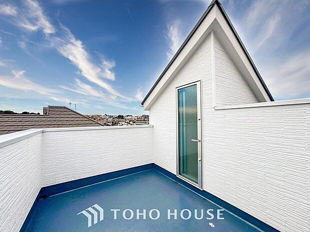 空を近くに、心地よい風を肌で感じることのできるルーフバルコニー。