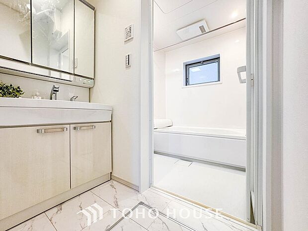 清潔感のあるカラーで統一されたプライベート空間は、身だしなみチェックや肌のお手入れに最適です。