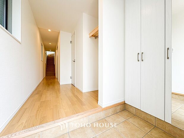 居住者の帰り、訪れる方を優しく迎えてくれる開放感のある玄関。