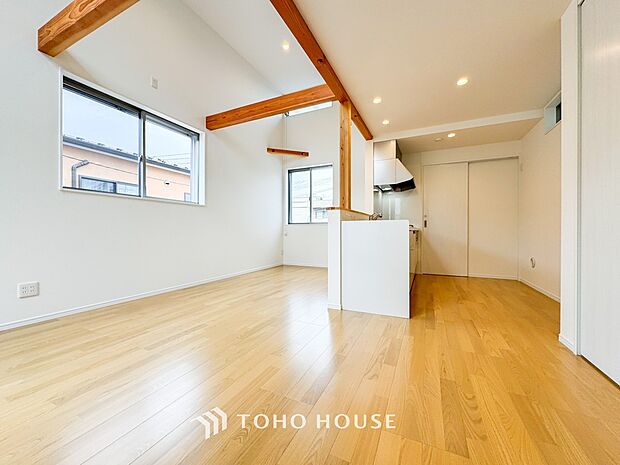 明るく開放的な空間が広がるLDK。室内には豊かな陽光が注ぎ込み、爽やかな住空間を演出。