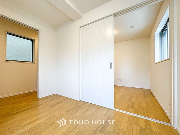 一日の疲れをいやしてくれる主寝室。自分時間を快適に過ごすプライベートルーム。