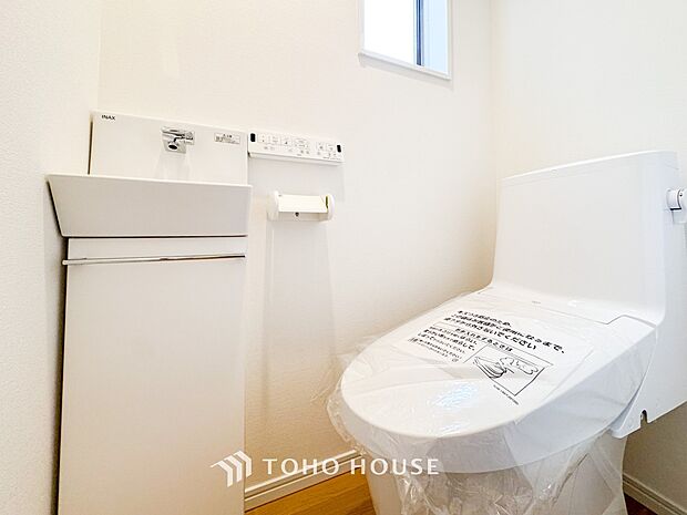 換気と明るさに配慮した、清潔感溢れるトイレ。落ち着いた空間で安らぎのひとときをお過ごしいただけます。