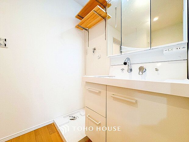 洗面台・洗面所十分な大きさの洗面台は、朝の慌ただしい時間でも余裕とゆとりを感じて頂けます。