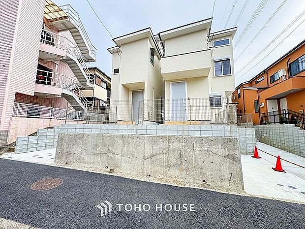 前面道路含む現地写真『快適』は「家」と「街」と「環境」が調和した時に訪れるだと改めて感じさせてくれます。