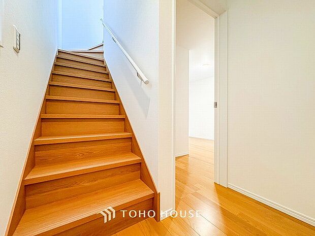 パブリックゾーンとプライベートゾーン繋ぐ階段。豊かな陽光が注ぎ込み、爽やかな住空間を演出。