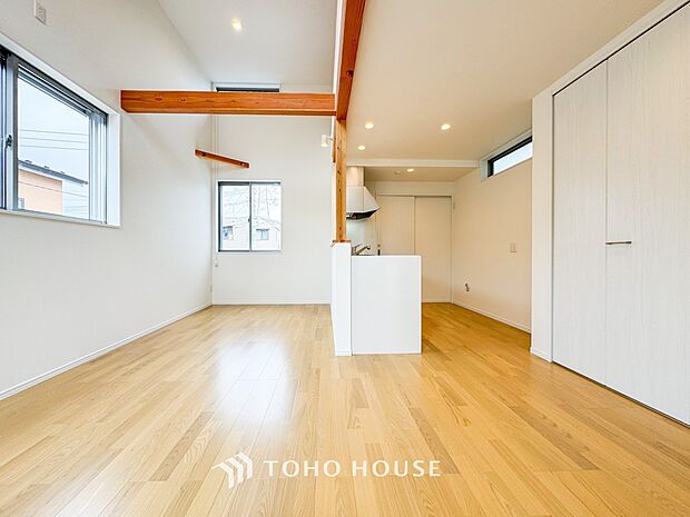 光と風があふれる開放的なリビングダイニングには自然と家族みんなが集まってきます。