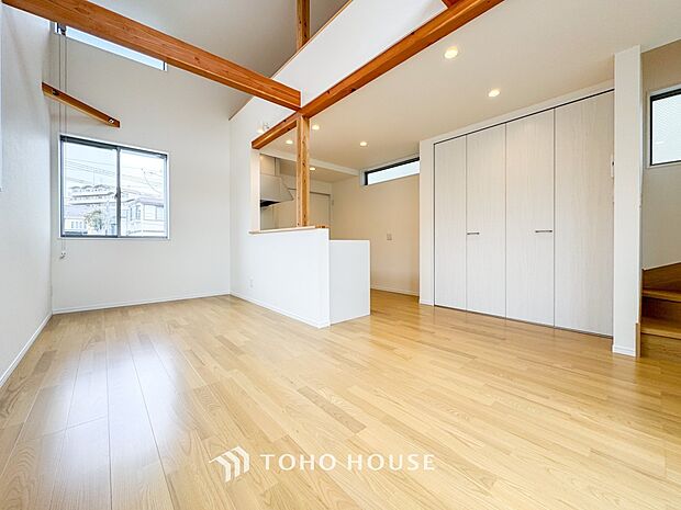 あたたかい日差しがたっぷり降り注ぐLDKは自然と家族の顔があかるい笑顔に。