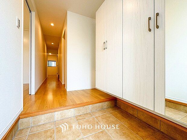 居住者の帰り、訪れる方を優しく迎えてくれる開放感のある玄関。