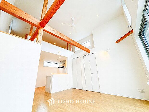 明るく開放的な空間が広がるLDK。室内には豊かな陽光が注ぎ込み、爽やかな住空間を演出。