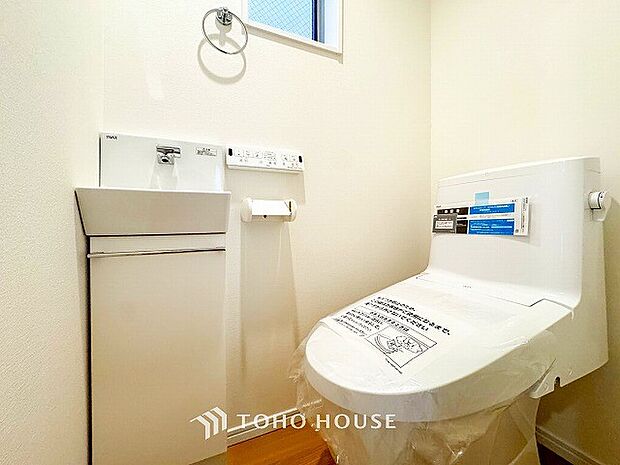 換気と明るさに配慮した、清潔感溢れるトイレ。落ち着いた空間で安らぎのひとときをお過ごしいただけます。