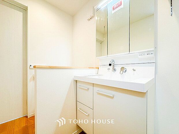 洗面台・洗面所十分な大きさの洗面台は、朝の慌ただしい時間でも余裕とゆとりを感じて頂けます。