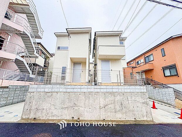 前面道路含む現地写真『快適』は「家」と「街」と「環境」が調和した時に訪れるだと改めて感じさせてくれます。