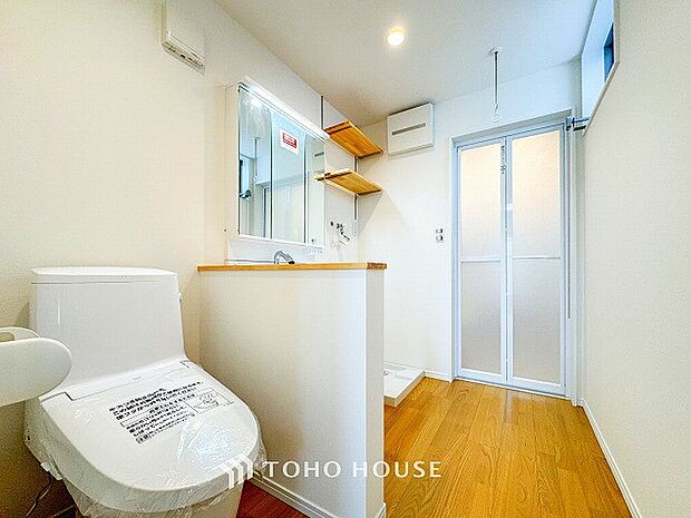 落ち着いた空間を演出するカラーと、ゆったりお使い頂ける広さが魅力のパウダールーム。