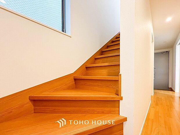 パブリックゾーンとプライベートゾーン繋ぐ階段。豊かな陽光が注ぎ込み、爽やかな住空間を演出。