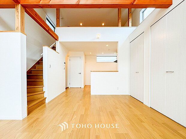 光と風があふれる開放的なリビングダイニングには自然と家族みんなが集まってきます。